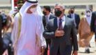 محمد بن زايد يصل عمان والعاهل الأردني في مقدمة مستقبليه