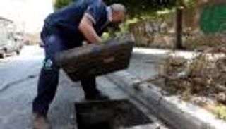 صور.. لبناني يجد حلا لأغطية الصرف الصحي المسروقة