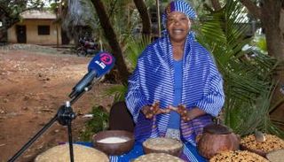 سيدة إثيوبية من قومية جيديو تستعرض وجبات تقليدية