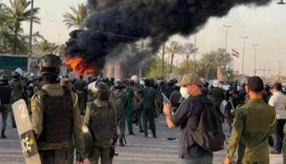 متظاهرون يضرمون النار بكرافانات تابعة لقوات أمنية ببغداد 