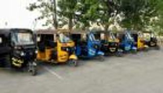 "التوك توك" يغزو لبنان.. استثمار في الزحام