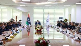 رئيس الحكومة خلال لقائه رئيس مؤسسة النفط صنع الله