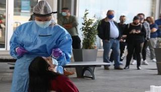 سيدة تخضع لاختبار كورونا في قبرص- أرشيفية