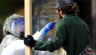 شخص يخضع لاختبار كورونا بالأرجنتين- أرشيفية 