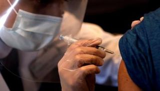 شخص يتلقى لقاح كورونا- أرشيفية