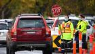 ملبورن الأسترالية تعيد فرض الإغلاق للقضاء على بؤر كورونا