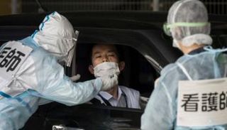 شخص يخضع لاختبار كورونا باليابان- أرشيفية