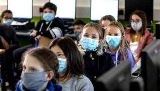 أطفال يضعون كمامات للوقاية من فيروس كورونا (أرشيفية)