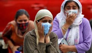 هنديات يبكين عزيزا لهن توفي جراء إصابته بفيروس كورونا