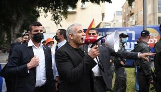 لابيد خلال يوم الانتخابات