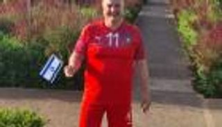 بقميص المغرب وعلم إسرائيل.. سفير تل أبيب في مباراة كرة قدم