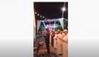 بالفيديو.. عريس مصري يوقف فرحه ليؤم المصلين لصلاة العشاء
