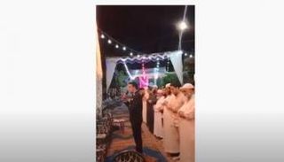 العريس وضيوف الفرح يؤدون صلاة العشاء