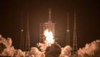 الصين تطلق مركبة شحن إلى محطة فضاء قيد الإنشاء