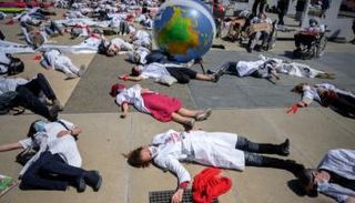 الأطباء في مسيرتهم الاحتجاجية