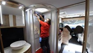 تثبيت الحمام الإيطالي في منزل متنقل بمصنع مجموعة Pilote