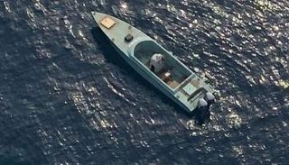 أحد الزوارق الحوثية المفخخة قبل تفجيرها - أرشيفية