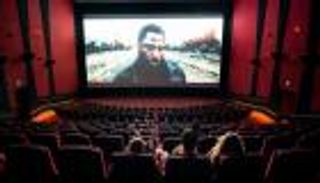 الحياة تدب في دور السينما الأمريكية بلا كمامات