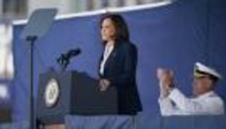 هاريس أول امرأة تخاطب خريجي الأكاديمية البحرية الأمريكية
