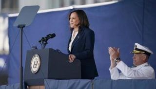 هاريس خلال كلمتها أمام خريجي دفعة 2021 بالأكاديمية البحرية