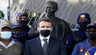 الرئيس الفرنسي إيمانويل ماكرون خلال زيارته لجنوب أفريقيا- أ.ف.ب