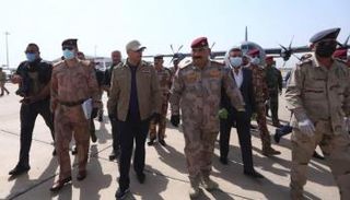 الكاظمي مع قيادات أمنية خلال لقاء سابق