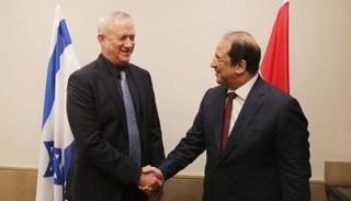 اللواء عباس كامل وبيني جانتس 