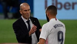بنزيما مهاجم ريال مدريد وزيدان مدربه السابق