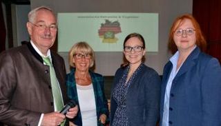 من  اليسار- سيغريد مارشال في مؤتمر سابق