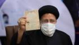 "انتهاك دستوري".. رئيسي يحتفظ بسيف القضاء في معركة الرئاسة