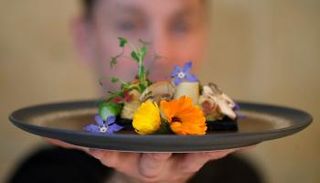  الطاهي الفرنسي لوران فييه يقدم أحد أطباقه