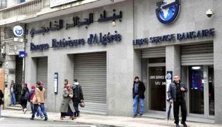 جزائريون أمام أحد البنوك - أرشيفية