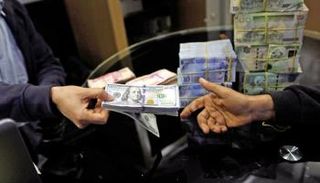 موظف بأحد مصارف ليبيا. (أرشيفية)