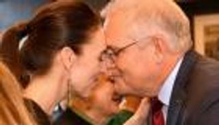 رئيسة وزراء نيوزيلندا ونظيرها الأسترالي وجها لوجه.. سر الصورة الغريبة