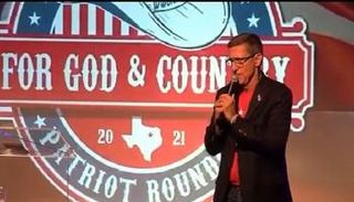 الجنرال مايكل فلين خلال مؤتمر كيو آنون