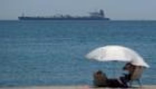 واشنطن تبيع نفط إيران المصادَر والحصيلة لضحايا طهران