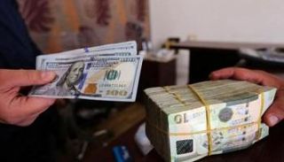 موظف بأحد مصارف ليبيا (أرشيفية)