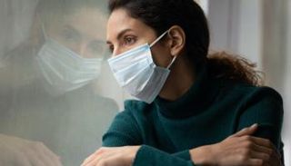 امرأة ترتدي كمامة للوقاية من فيروس كورونا