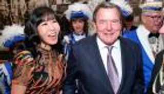  جيرهارد شرودر.. من حكم ألمانيا إلى محكمة الأسرة