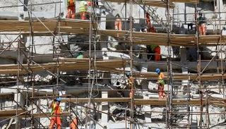 عمال في إحدى البنايات - رويترز