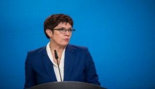 وزيرة الدفاع الألمانية انيجريت كرامب-كارنباور