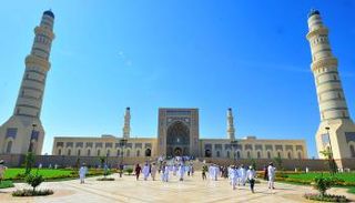 سلطنة عمان تعيد فتح المساجد للصلوات الـ5 فقط