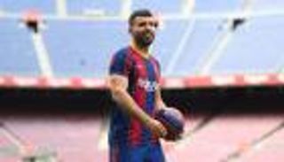 تضحية استثنائية.. كيف أهدر أجويرو الملايين لعيون برشلونة؟