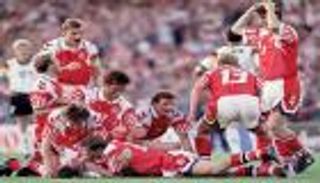 بطل بالصدفة.. الدنمارك تغزو أوروبا بمفاجأة من الشواطئ