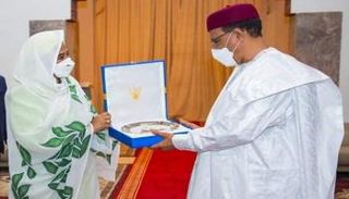 وزيرة الخارجية السودانية خلال لقاء رئيس النيجر