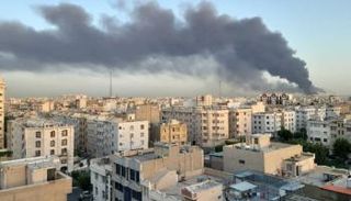 الدخان يتصاعد من مصفاة النفط تندجويان