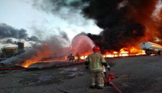 جانب من محاولات إطفاء الحريق في مصفاة طهران