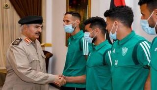 المشير حفتر ولاعبو فريق النصر ببنغازي 