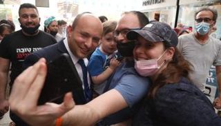 نفتالي بينيت يلتقط صورة مع أنصاره-أرشيفية