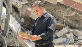 سمير منصور على أنقاض مكتبته المدمرة